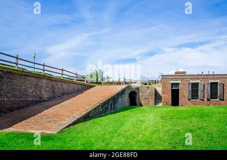 Die nördliche Waffenrampe bietet Zugang zum Terreplein oder der Waffenplattform für Soldaten und Munitionswagen in Fort Gaines in Dauphin Island, Alabama. Stockfoto