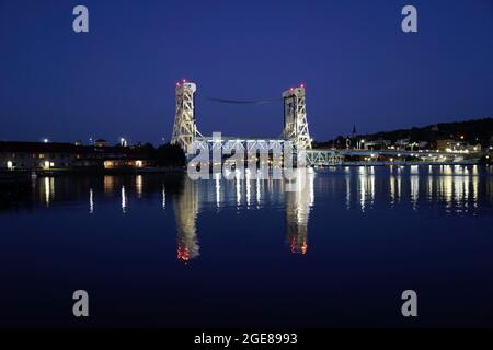 Portage Lake Lift Bridge bei Nacht Stockfoto