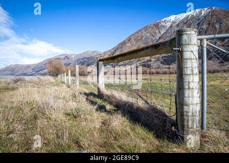 Elektrischer Farmzaun im Hochland, Canterbury, Neuseeland Stockfoto