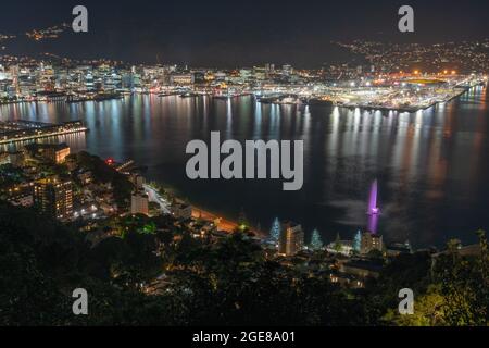 Wellington City Helle Lichter rund um den Hafen, aufgenommen vom Mount Victoria mit Farben von Lichtern, die sich im Wasser spiegeln., Neuseeland. Stockfoto