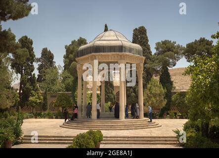 Shiraz, Iran,16. juli 2021 Grab Aramgah-e Hafez, Hof mit Stein gepflastert, iranische traditionelle Architektur Stockfoto