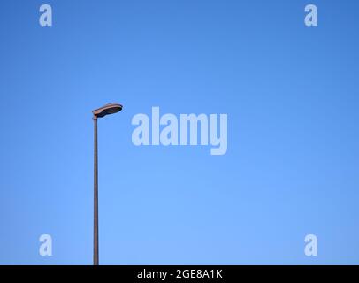 Detail einer Straßenlaterne vor einem blauen Himmel Hintergrund Stockfoto