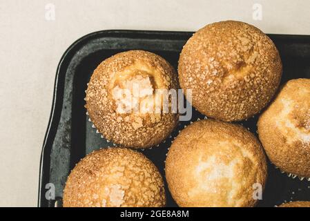 Nahaufnahme von frisch gebackenen Muffins in einer Pfanne Stockfoto