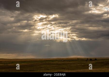 Sonnenstrahlen über den Badlands in South Dakota Stockfoto