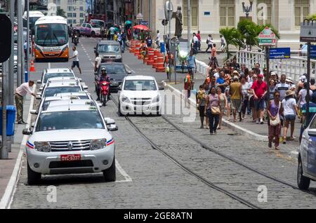 Salvador, Bahia, Brasilien - 30. September 2015: Menschen, die auf der belebten Straße Chiles im historischen Zentrum von Salvador, Bahia, spazieren gehen. Stockfoto