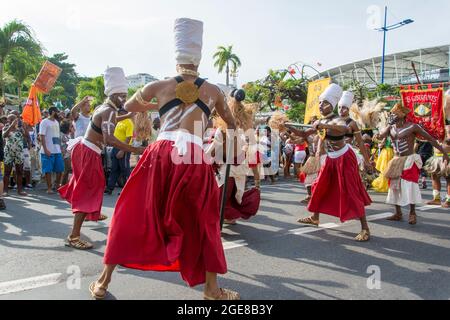 Salvador, Bahia, Brasilien - 24. Januar 2016: Kulturelle Demonstration 'Caminhada Raizes' mit verschiedenen Gruppen aus den Innenstädten Bahias. Stockfoto