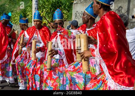 Salvador, Bahia, Brasilien - 24. Januar 2016: Kulturelle Demonstration 'Caminhada Raizes' mit verschiedenen Gruppen aus den Innenstädten Bahias. Stockfoto