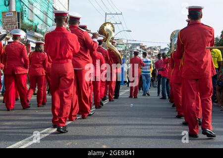 Salvador, Bahia, Brasilien - 24. Januar 2016: Kulturelle Demonstration 'Caminhada Raizes' mit verschiedenen Gruppen aus den Innenstädten Bahias. Stockfoto