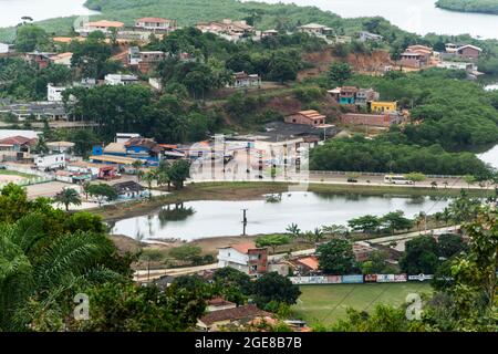 Ituberá, Bahia, Brasilien - 22. November 2015: Landschaft der Stadt Ituberá in Bahia, von der Spitze der Kirche Santo André aus gesehen. Stockfoto