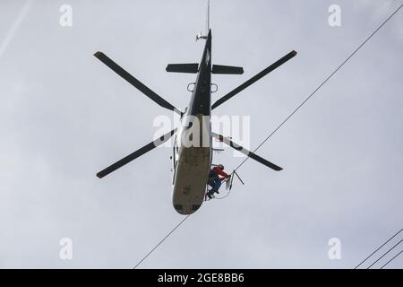 Vogelschutzmarkierungen mit Hilfe eines Hubschraubers und eines außerhalb von Deutschland sitzenden Monteers auf einer Hochspannungsleitung platzieren, Affoldern, 2017-04-10. Stockfoto