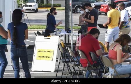 Orlando, Usa. August 2021. An einer mobilen Impfstelle in Orlando registrieren sich die Menschen, um einen COVID-19-Impfstoff zu erhalten. Nach Angaben des Gesundheitsministeriums von Orange County beträgt die COVID-19-Positivitätsrate 20 %, wobei 62.5 % der Bevölkerung mindestens eine Impfdosis erhalten haben. Kredit: SOPA Images Limited/Alamy Live Nachrichten Stockfoto