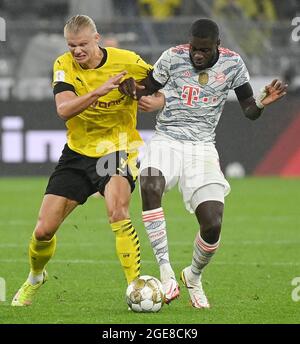 Dortmund, Deutschland. August 2021. Erling Haaland (L) von Borussia Dortmund steht mit Dayot Upamecano von Bayern München während des deutschen Supercup-Fußballspiels in Dortmund, Deutschland, am 17. August 2021, im Spiel. Quelle: Ulrich Hufnagel/Xinhua/Alamy Live News Stockfoto