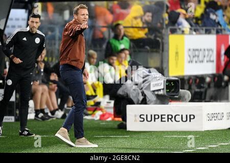 Dortmund, Deutschland. August 2021. Julian Nagelsmann, Cheftrainer von Bayern München, reagiert während des deutschen Supercup-Fußballspiels gegen Borussia Dortmund am 17. August 2021 in Dortmund. Quelle: Ulrich Hufnagel/Xinhua/Alamy Live News Stockfoto