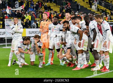 Dortmund, Deutschland. August 2021. Die Münchner feiern nach dem deutschen Supercup-Fußballspiel gegen Borussia Dortmund am 17. August 2021 in Dortmund. Quelle: Ulrich Hufnagel/Xinhua/Alamy Live News Stockfoto