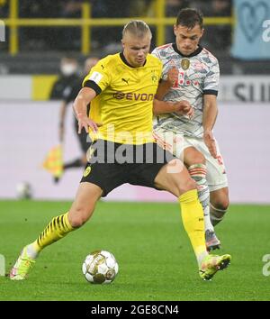 Dortmund, Deutschland. August 2021. Erling Haaland (L) von Borussia Dortmund spielt mit Joshua Kimmich von Bayern München während des deutschen Supercup-Fußballspiels in Dortmund, Deutschland, am 17. August 2021. Quelle: Ulrich Hufnagel/Xinhua/Alamy Live News Stockfoto