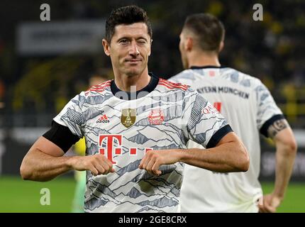 Dortmund, Deutschland. August 2021. Robert Lewandowski vom Bayern München feiert nach dem Treffer beim deutschen Supercup-Fußballspiel gegen Borussia Dortmund am 17. August 2021 in Dortmund. Quelle: Ulrich Hufnagel/Xinhua/Alamy Live News Stockfoto