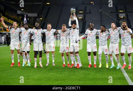 Dortmund, Deutschland. August 2021. Die Spieler von Bayern München feiern nach dem deutschen Supercup-Fußballspiel zwischen Borussia Dortmund und dem FC Bayern München am 17. August 2021 in Dortmund. Quelle: Ulrich Hufnagel/Xinhua/Alamy Live News Stockfoto