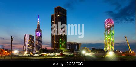 Abendansicht des Strandboulevards von Batumi mit beleuchteten Wolkenkratzern Stockfoto