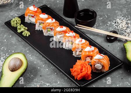 Philadelphia Roll Sushi mit Lachs, geräuchertem Aal, Gurke, Avocado, Frischkäse, Roter Kaviar. Sushi-Menü. Japanisches Essen Stockfoto