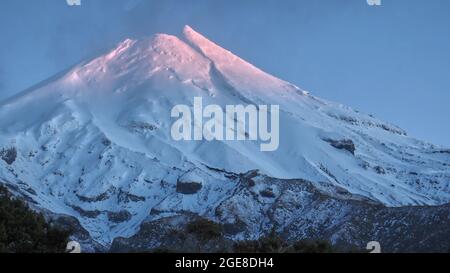 Sonnenaufgang an der Ostwand des Mt Taranaki im Winter, von Dawson Falls. Egmont National Park, NZ. Stockfoto