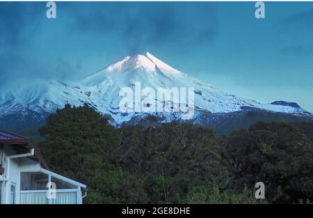 Wolke, die im Winter die Ostseite des Mt Taranaki überquert, von der Dawson Falls Lodge aus. Egmont National Park, NZ. Stockfoto