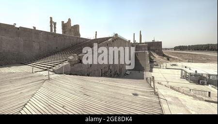 Die große Doppeltreppe bei Persepolis. Zur alten persischen Hauptstadt Persepolis. Die Breite der Treppe reicht für den Durchgang des Streitwagens des Königs. Persepolis, Stockfoto