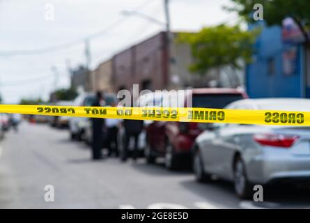 Bronx, Usa. August 2021. Die Polizei untersucht den Tatort, an dem ein Mann in einer Autowerkstatt in der Randall Ave 1318 im Hunts Point-Bereich der Bronx angeschossen wurde. (Foto: Steve Sanchez/Pacific Press) Quelle: Pacific Press Media Production Corp./Alamy Live News Stockfoto