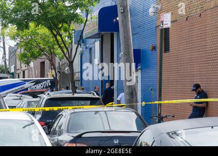 Bronx, Usa. August 2021. Die Polizei untersucht den Tatort, an dem ein Mann in einer Autowerkstatt in der Randall Ave 1318 im Hunts Point-Bereich der Bronx angeschossen wurde. (Foto: Steve Sanchez/Pacific Press) Quelle: Pacific Press Media Production Corp./Alamy Live News Stockfoto