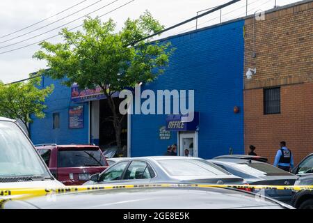 Bronx, Usa. August 2021. Die Polizei untersucht den Tatort, an dem ein Mann in einer Autowerkstatt in der Randall Ave 1318 im Hunts Point-Bereich der Bronx angeschossen wurde. (Foto: Steve Sanchez/Pacific Press) Quelle: Pacific Press Media Production Corp./Alamy Live News Stockfoto