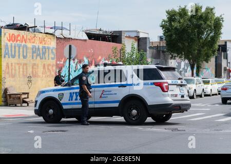 Bronx, Usa. August 2021. Die Polizei untersucht den Tatort, an dem ein Mann in einer Autowerkstatt in der Randall Ave 1318 im Hunts Point-Bereich der Bronx angeschossen wurde. (Foto: Steve Sanchez/Pacific Press) Quelle: Pacific Press Media Production Corp./Alamy Live News Stockfoto