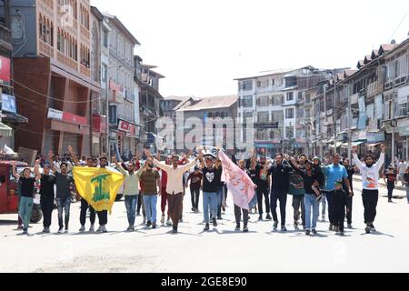 Srinagar, Indien. August 2021. Der schiitische muslim aus Kaschmir führte am 8. Muharram im Zentrum Kaschmirs am 17-08-2021 eine Kundgebung durch. (Foto von Muhammad Manan/Pacific Press) Quelle: Pacific Press Media Production Corp./Alamy Live News Stockfoto