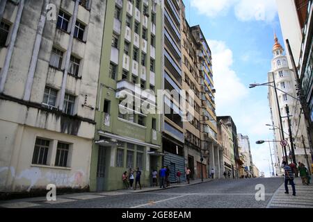 salvador, bahia, brasilien - 17. august 2021: Blick auf alte Gebäude auf der Rua Chile, dem historischen Zentrum der Stadt Salvador. Stockfoto