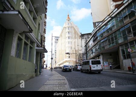 salvador, bahia, brasilien - 17. august 2021: Blick auf alte Gebäude auf der Rua Chile, dem historischen Zentrum der Stadt Salvador. Stockfoto