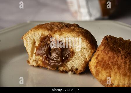 Nahaufnahme von leckeren Muffins, gefüllt mit Dulce de leche Karamell auf einer glatten Oberfläche Stockfoto