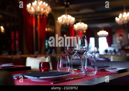 Restaurant mit servierten Tischen Stockfoto