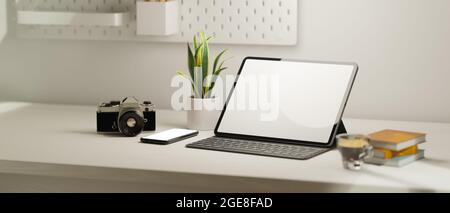 Nahaufnahme, moderner Arbeitsplatz zu Hause, tragbares Tablet und Telefon mit leerem Bildschirm, Filmkamera, Arbeitsplatz- und Lifestyle-Konzept, 3d-Rendering, 3d-krank Stockfoto