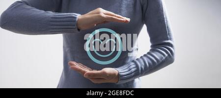 Symbol für das emotionale Gesicht der Frau in der Hand. Der Kunde wählt Emoticon für Bewertungen von Benutzern. Service Rating, Ranking, Customer Review, Satisfaction, Evaluation an Stockfoto