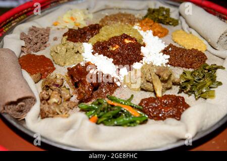 Traditionelles äthiopisches Injera-Gericht, serviert im traditionellen Restaurant Yod Abessinia in Addis Abeba, Äthiopien. Stockfoto