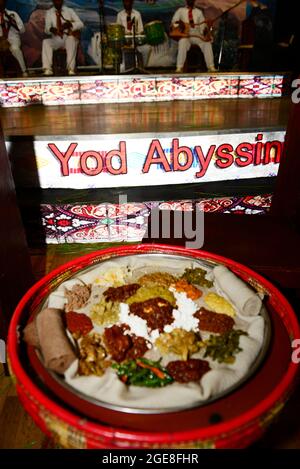 Traditionelles äthiopisches Injera-Gericht, serviert im traditionellen Restaurant Yod Abessinia in Addis Abeba, Äthiopien. Stockfoto