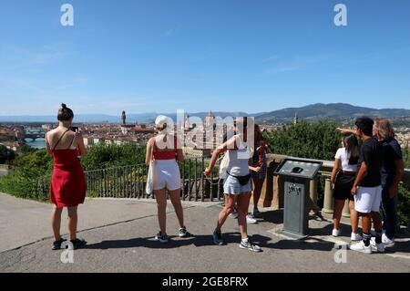 Florenz, Italien. August 2021. Touristen genießen die Aussicht von Piazzale Michelangelo, Florenz, Italien, am 17. August 2021. Obwohl Florenz seit einer Woche ein „rotes Etikett für hohe Temperaturen“ erhält, drängen Touristen die Stadt nach dem langen Stopp aufgrund einer Pandemie wieder. (Elisa Gestri/Sipausa) Quelle: SIPA USA/Alamy Live News Stockfoto