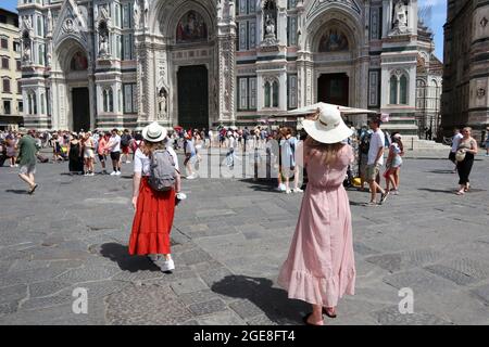 Florenz, Italien. August 2021. Touristen vor der Fassade der Kathedrale Santa Maria del Fiore, Florenz, Italien, am 17. August 2021. Obwohl Florenz seit einer Woche ein „roter Aufkleber“ für hohe Temperaturen erhält, drängen Touristen die Stadt nach dem langen Stopp aufgrund einer Pandemie wieder. (Elisa Gestri/Sipausa) Quelle: SIPA USA/Alamy Live News Stockfoto