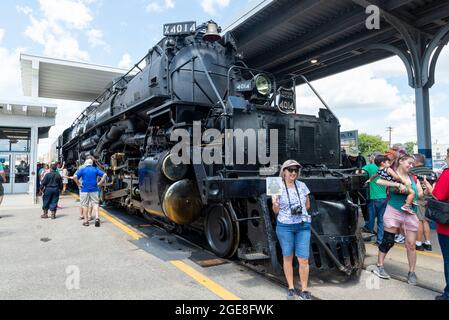 Houston, USA. August 2021. Am Dienstag, den 17. August 2021, strömen Menschen zur Union Pacific Station in Houston, Texas, um den „Big Boy“, den „Union Pacific No. 4014“, persönlich zu sehen. Big Boy ist die weltweit größte Dampfmaschine, die 1941 gebaut wurde und eine Höhe von 1,2 m und eine Länge von 1,2 m hat. Es wurde vor kurzem restauriert und tourt derzeit durch die Vereinigten Staaten. (Foto von Jennifer Lake/SIPA USA) Quelle: SIPA USA/Alamy Live News Stockfoto