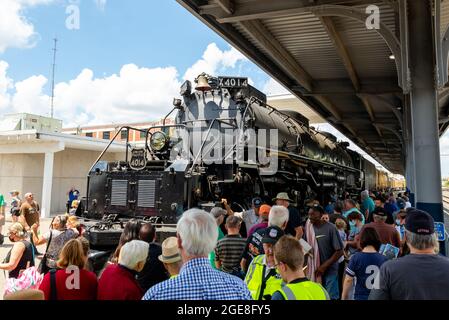 Houston, USA. August 2021. Am Dienstag, den 17. August 2021, strömen Menschen zur Union Pacific Station in Houston, Texas, um den „Big Boy“, den „Union Pacific No. 4014“, persönlich zu sehen. Big Boy ist die weltweit größte Dampfmaschine, die 1941 gebaut wurde und eine Höhe von 1,2 m und eine Länge von 1,2 m hat. Es wurde vor kurzem restauriert und tourt derzeit durch die Vereinigten Staaten. (Foto von Jennifer Lake/SIPA USA) Quelle: SIPA USA/Alamy Live News Stockfoto