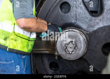 Houston, USA. August 2021. Die Räder werden auf Union Pacific No. 4014, Big Boy, geschmiert, während sie am Dienstag, den 17. August 2021 in Houston, Texas, angehalten wurden. Big Boy ist die weltweit größte Dampfmaschine, die 1941 gebaut wurde und eine Höhe von 1,2 m und eine Länge von 1,2 m hat. Die Lokomotive wurde kürzlich restauriert und tourt derzeit durch die Vereinigten Staaten. (Foto von Jennifer Lake/SIPA USA) Quelle: SIPA USA/Alamy Live News Stockfoto