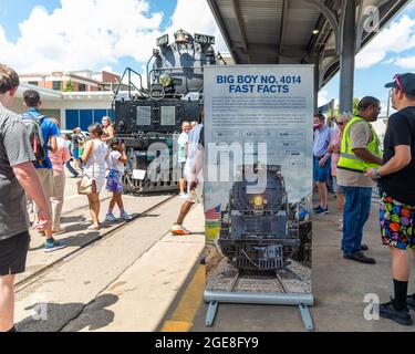 Houston, USA. August 2021. Am Dienstag, den 17. August 2021, strömen Menschen zur Union Pacific Station in Houston, Texas, um den „Big Boy“, den „Union Pacific No. 4014“, persönlich zu sehen. Big Boy ist die weltweit größte Dampfmaschine, die 1941 gebaut wurde und eine Höhe von 1,2 m und eine Länge von 1,2 m hat. Es wurde vor kurzem restauriert und tourt derzeit durch die Vereinigten Staaten. (Foto von Jennifer Lake/SIPA USA) Quelle: SIPA USA/Alamy Live News Stockfoto