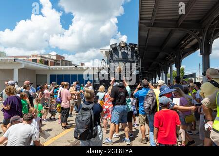 Houston, USA. August 2021. Am Dienstag, den 17. August 2021, strömen Menschen zur Union Pacific Station in Houston, Texas, um den „Big Boy“, den „Union Pacific No. 4014“, persönlich zu sehen. Big Boy ist die weltweit größte Dampfmaschine, die 1941 gebaut wurde und eine Höhe von 1,2 m und eine Länge von 1,2 m hat. Es wurde vor kurzem restauriert und tourt derzeit durch die Vereinigten Staaten. (Foto von Jennifer Lake/SIPA USA) Quelle: SIPA USA/Alamy Live News Stockfoto