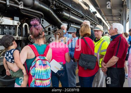 Houston, USA. August 2021. Am Dienstag, den 17. August 2021, strömen Menschen zur Union Pacific Station in Houston, Texas, um den „Big Boy“, den „Union Pacific No. 4014“, persönlich zu sehen. Big Boy ist die weltweit größte Dampfmaschine, die 1941 gebaut wurde und eine Höhe von 1,2 m und eine Länge von 1,2 m hat. Es wurde vor kurzem restauriert und tourt derzeit durch die Vereinigten Staaten. (Foto von Jennifer Lake/SIPA USA) Quelle: SIPA USA/Alamy Live News Stockfoto