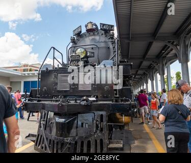 Houston, USA. August 2021. Am Dienstag, den 17. August 2021, strömen Menschen zur Union Pacific Station in Houston, Texas, um den „Big Boy“, den „Union Pacific No. 4014“, persönlich zu sehen. Big Boy ist die weltweit größte Dampfmaschine, die 1941 gebaut wurde und eine Höhe von 1,2 m und eine Länge von 1,2 m hat. Es wurde vor kurzem restauriert und tourt derzeit durch die Vereinigten Staaten. (Foto von Jennifer Lake/SIPA USA) Quelle: SIPA USA/Alamy Live News Stockfoto