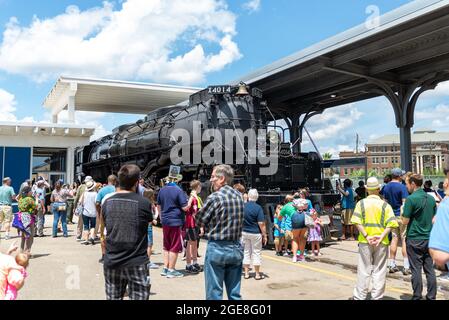 Houston, USA. August 2021. Am Dienstag, den 17. August 2021, strömen Menschen zur Union Pacific Station in Houston, Texas, um den „Big Boy“, den „Union Pacific No. 4014“, persönlich zu sehen. Big Boy ist die weltweit größte Dampfmaschine, die 1941 gebaut wurde und eine Höhe von 1,2 m und eine Länge von 1,2 m hat. Es wurde vor kurzem restauriert und tourt derzeit durch die Vereinigten Staaten. (Foto von Jennifer Lake/SIPA USA) Quelle: SIPA USA/Alamy Live News Stockfoto