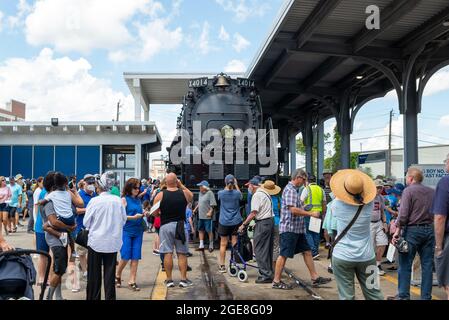 Houston, USA. August 2021. Am Dienstag, den 17. August 2021, strömen Menschen zur Union Pacific Station in Houston, Texas, um den „Big Boy“, den „Union Pacific No. 4014“, persönlich zu sehen. Big Boy ist die weltweit größte Dampfmaschine, die 1941 gebaut wurde und eine Höhe von 1,2 m und eine Länge von 1,2 m hat. Es wurde vor kurzem restauriert und tourt derzeit durch die Vereinigten Staaten. (Foto von Jennifer Lake/SIPA USA) Quelle: SIPA USA/Alamy Live News Stockfoto